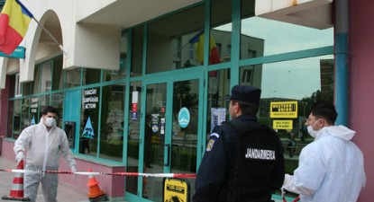 Polițiștii lucrează la portretele robot ale celor doi bărbați care au jefuit Banca Comercială Carpatica - 251081321995fc4185d55a5d3e788e39.jpg