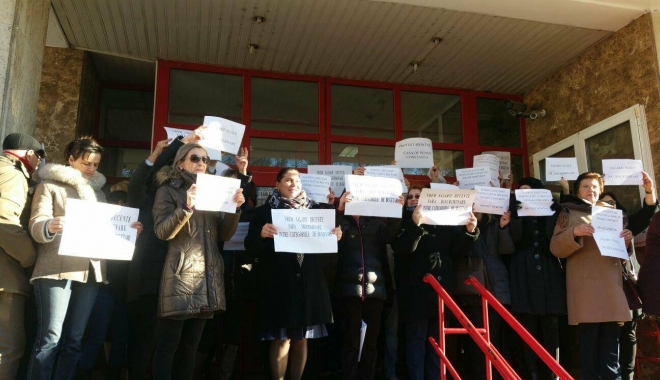 PROTESTE DE AMPLOARE LA CONSTANȚA, LA CASA DE PENSII. Ce nemulțumiri au angajații - 25344748153628356312504218279620-1513071086.jpg