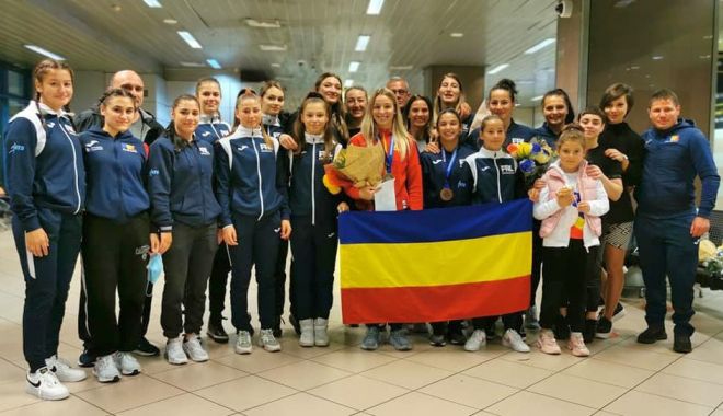 Andreea Ana, întâmpinată la aeroport de sportive de la CS Poseidon Limanu-2 Mai - 25416478637301289127985836174322-1636469378.jpg
