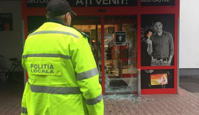 HOȚII AU FĂCUT RAVAGII LA CONSTANȚA! MAGAZINE SPARTE, APARATE PAYPOINT FURATE... - 25488779101552879723111581097991-1513592166.jpg