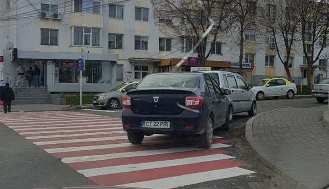 Mașină ce aparține Primăriei Mangalia, parcată pe trecerea de pietoni - 25497464167024745633136719758393-1513684270.jpg