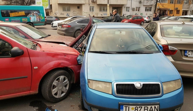 Galerie foto / Accident rutier cu 5 mașini implicate, la Constanța. Traficul este îngreunat între Dacia și Trocadero - 25590177154452584563414717906196-1513777851.jpg