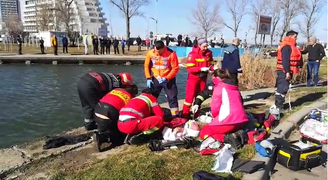 MAȘINĂ CĂZUTĂ ÎN LACUL TĂBĂCĂRIE! Înăuntru erau UN COPIL și UN ADULT! - 25febrfotomasinacazuta-1582632625.jpg