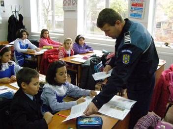 Polițiștii din Constanța, prezenți în școli - 25februarieprevenirevictimepolit-1393338960.jpg