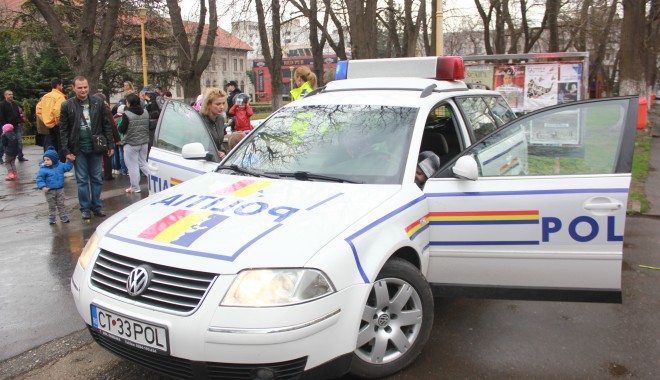 ZIUA POLIȚIEI ROMÂNE / Polițiștii constănțeni, aplaudați de copii - Galerie Foto - 25martieziuapolitieiromane3-1395749872.jpg
