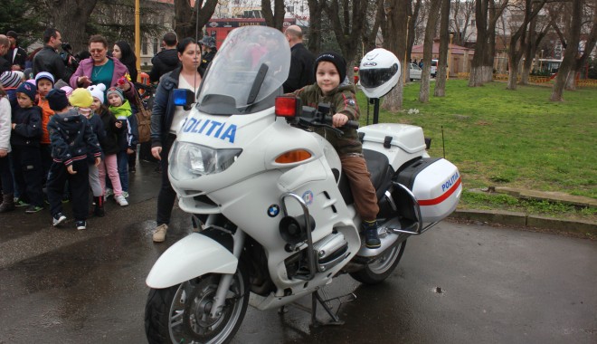 ZIUA POLIȚIEI ROMÂNE / Polițiștii constănțeni, aplaudați de copii - Galerie Foto - 25martieziuapolitieiromane5-1395749952.jpg