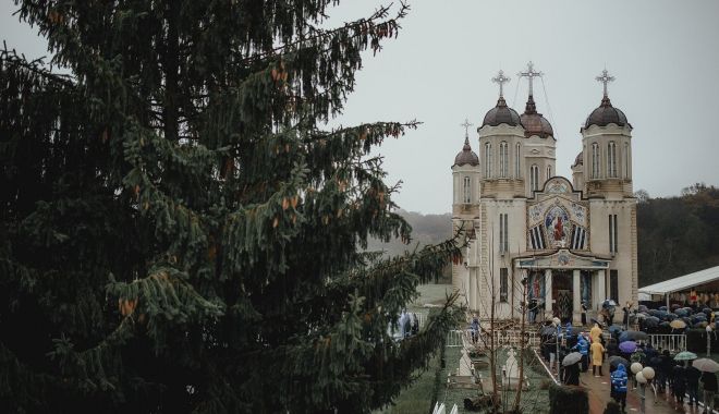 Sute de credincioşi au participat la slujba religioasă de la mănăstirea „Peștera Sfântului Apostol Andrei” - 26016291620447549856734387421321-1638272392.jpg