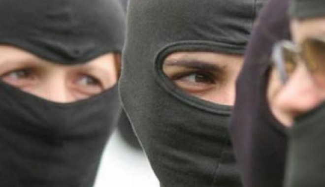 JAF ca în filme! Patru pretinși polițiști au furat 30.000 de euro - 26102barbaticucagule1-1357461278.jpg