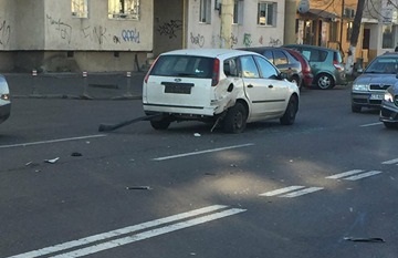 Accident între un autoturism și o motocicletă, în municipiul Constanța - 26174739155097819165557919032362-1514378232.jpg