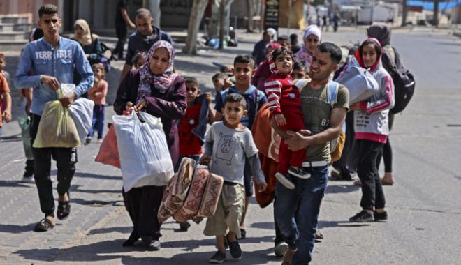 Ultimatumul Israelului: Palestinienii părăsesc orașul pe jos, cu căruțe, în mașini