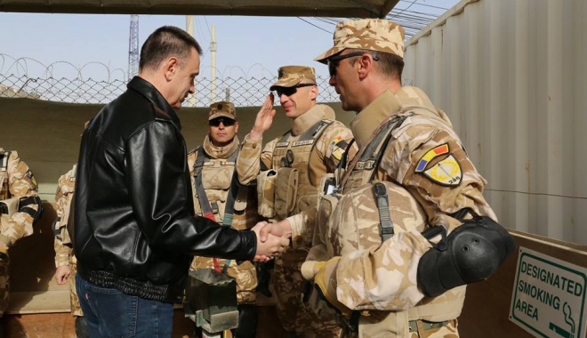 Ministrul apărării, în vizită la soldații români din Kandahar - 26196207178920314111930033287339-1514552117.jpg