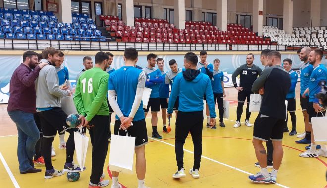 Handbal / Globuri şi cadouri surpriză! Moş Crăciun a sosit mai devreme la handbaliştii de la HC Dobrogea Sud - 26562195031643427048743083302646-1639309293.jpg