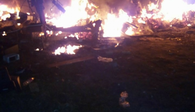 GALERIE FOTO / Incendiu la o casă din Eforie Nord. Pompierii intervin cu mai multe autospeciale - 26696623168708418464769414800248-1515170436.jpg