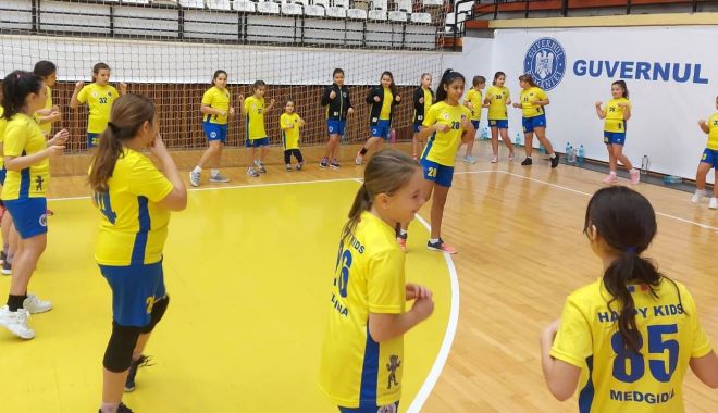 Handbal / Bucurie la Sala Sporturilor: peste 180 de copii au participat la Cupa Moş Crăciun - 26895873917053521729887682447303-1640011567.jpg