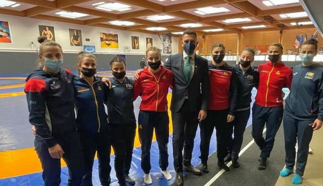 Lupte / Componentele lotului olimpic de senioare al României, vizitate de ministrul Novak în cantonamentul de la Paris - 26967145842344234957024545833052-1643106594.jpg