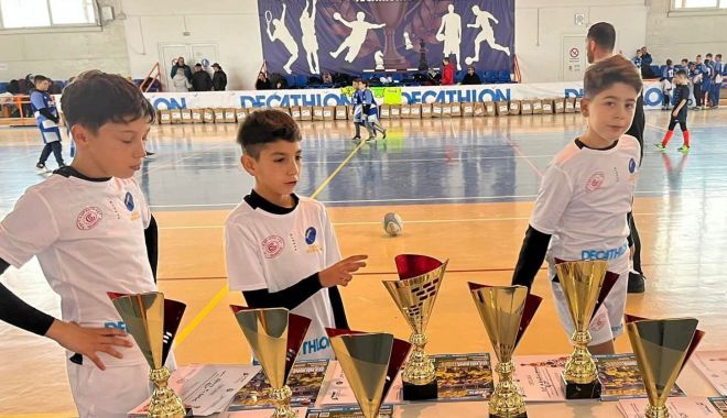 Moş Crăciun s-a oprit la Techirghiol pentru o competiţie de mini-rugby - 26969653610159741533483270164105-1640093440.jpg