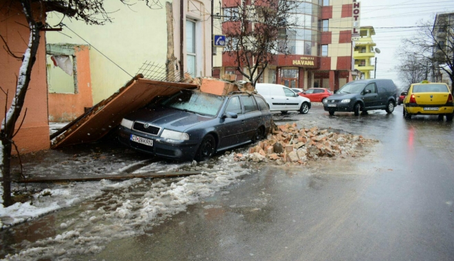 GALERIE FOTO / Un perete de cărămidă s-a prăbușit peste o mașină, în municipiul Constanța - 26972527157370579604948532970688-1516278126.jpg