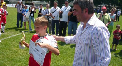 Câștigătoarea Cupei Hagi ar putea asista la un meci din Liga Campionilor al Unirii Urziceni - 26fe2df68a9dc9b2aadd23976d7cae48.jpg