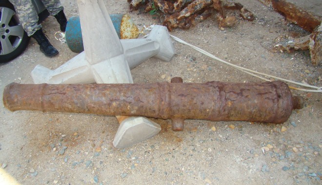 GALERIE FOTO și VIDEO / Armă de artilerie din secolele XVIII - XIX, descoperită pe plajă - 26iuniearmaartilerie2-1372242104.jpg