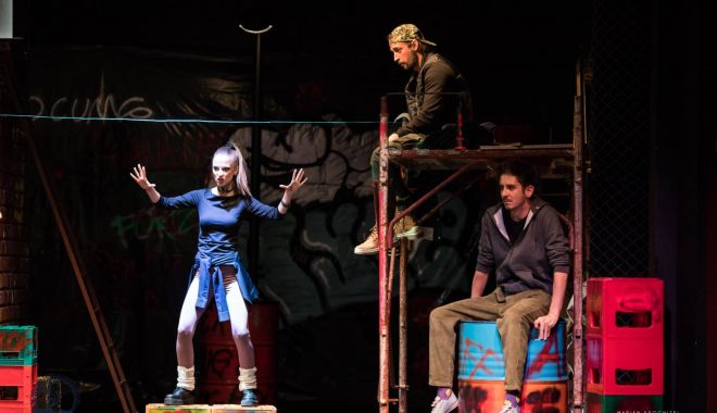 Spectacolul „Suburbia”, pe scena Teatrului „Căluțul de mare”, week-endul viitor - 27230074828476847421954431589200-1643290055.jpg