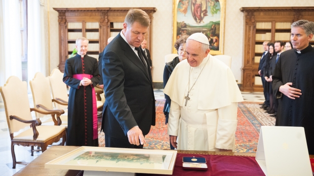 Președintele Klaus Iohannis îl va aștepta pe Papa Francisc la Aeroportul Otopeni, pe 31 mai - 2743022339700-1553521138.jpg