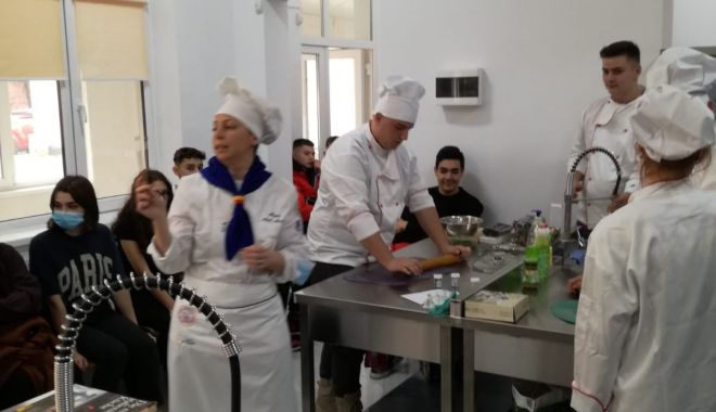 La Liceul ”Gheorghe Miron Costin”, elevii Școlii nr. 37 s-au ”jucat” cu paste - 27550291014823209433786920327571-1646842209.jpg