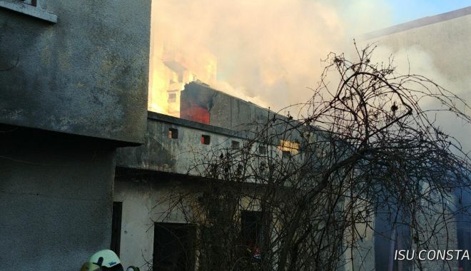 VIDEO / INCENDIU LA O CASĂ din municipiul Constanța. Intervin mai multe autospeciale - 27650336171488754186735864949262-1517495739.jpg