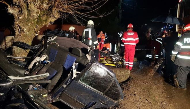 TRAGEDIE RUTIERĂ. Doi tineri au murit, după ce mașina lor s-a izbit de un copac de pe marginea drumului - 27971991200508237970813555316154-1519025722.jpg