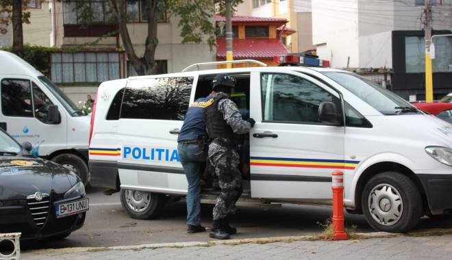 Au fugit într-o decapotabilă după ce au jefuit un magazin - 27ianuariehotiurmariri-1422369438.jpg