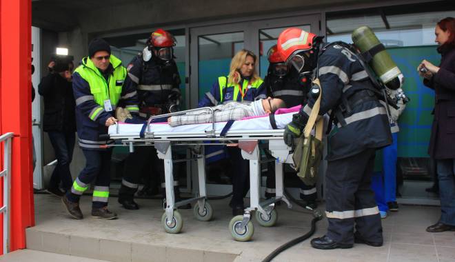 DESFĂȘURARE de FORȚE la Spitalul ISIS / Pompierii au salvat mai multe paciente / Galerie foto - 27ianuarieisissimulare5-1422360669.jpg