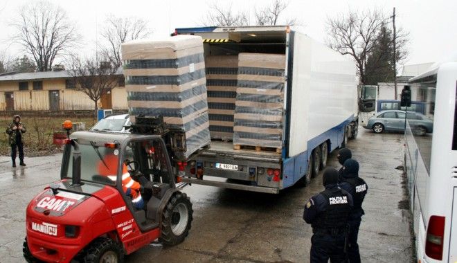 Polițiști de frontieră din Constanța, reținuți pentru că ajutau contrabanda de țigări - 27martiepolitistidefrontiera2-1395929314.jpg