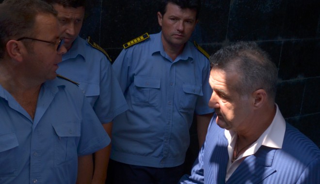 Gigi Becali a refuzat să jure pe Biblie. Vezi de ce! - 27octombriegigibecalitribunalul-1414409936.jpg