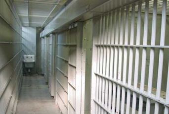 Un angajat al Penitenciarului de la Jilava lua șpagă pentru telefoane și alcool introduse ilegal în închisoare - 28248penitenciaruljilava-1346163240.jpg