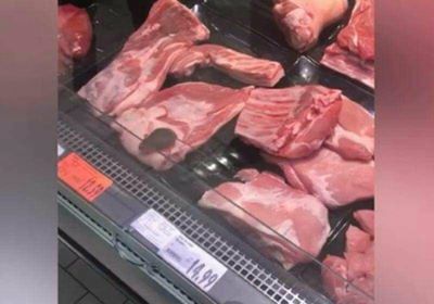 ȘOARECE ÎN GALANTARUL DE CARNE, LA SUPERMARKET. SANCȚIUNI DRASTICE ȘI CONTROALE PESTE CONTROALE - 28378295161960043479335424431372-1520014670.jpg