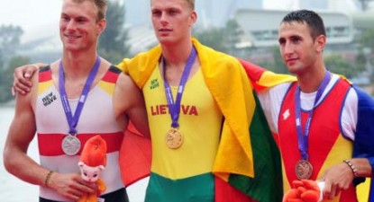 Juniorul Ioan Prundeanu a zburat pe apă - 287f4e7c4ba9d6785bd9e8120f388408.jpg