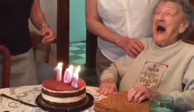 Amuzant! Ce a pățit o bătrânică de 102 ani când a suflat în lumânările de pe tort - 2898fc12000005780imagea661431463-1431518438.jpg