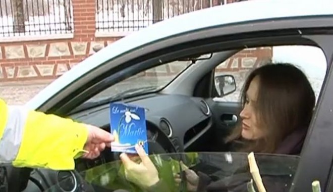Polițiștii vor împărți flori și sfaturi, de 1 Martie - 28februariepolitistiflori-1393580681.jpg