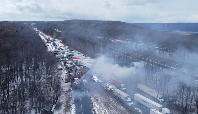 Video cu impact emoțional! Accident teribil: trei morți, 20 de răniți, 50 mașini avariate și un incendiu