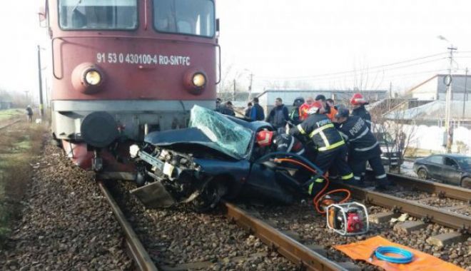 ATENȚIE! Trafic oprit pe ruta Constanța - Galați, din cauza unei mașini spulberate de tren. DOI MORȚI! - 29243656987232228099877190300617-1521186556.jpg