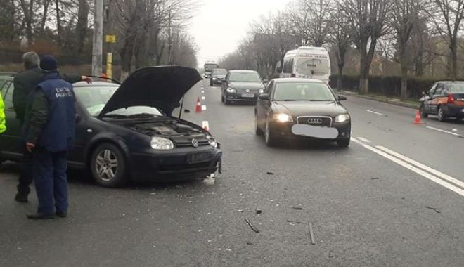 ACCIDENT RUTIER ÎN EFORIE SUD! Mașină lovită din spate, izbită într-un automobil de pe contrasens - 29432738176742427661368428049640-1521624797.jpg