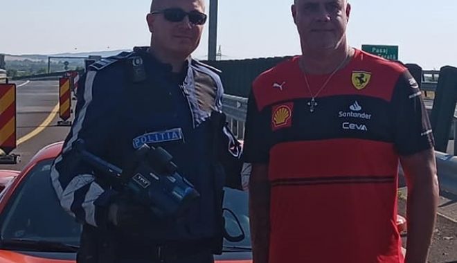 Șofer cu Ferrari, prins cu 230 km la oră pe autostradă! Poliţistul a făcut poze cu el! - 29508784255145057002595286966567-1659075371.jpg