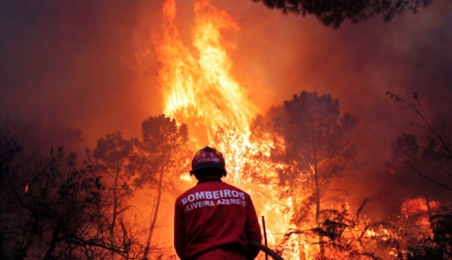 MAE / Atenționare de călătorie în Portugalia. Cod roșu de caniculă și incendii - 29ago2013bombeirostrabalhamparaa-1497851501.jpg
