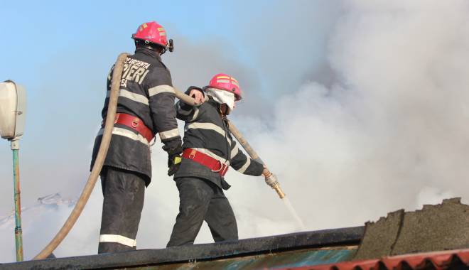 RĂZBUNARE între FRAȚI, în Constanța / Presupus piroman reținut de polițiști - 29octombrieincendiere-1414578317.jpg