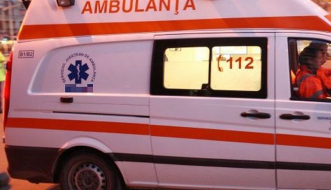 Un adolescent a decedat după ce autoturismul în care se afla, condus de o fată de 17 ani, a lovit un stâlp - 2ambulanta5228810mediafaxfotomih-1663059767.jpg