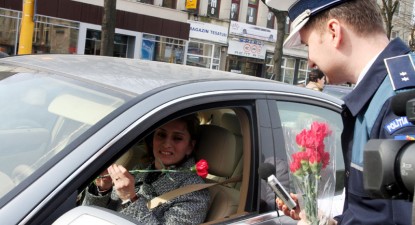 Flori și mărțișoare în loc de amenzi și puncte de penalizare - 2bbc621dc78b4d3b5365996df9566d75.jpg