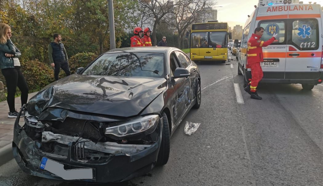 Coliziune între o mașină și un autobuz pe bulevardul Aurel Vlaicu. Un rănit transportat la spital