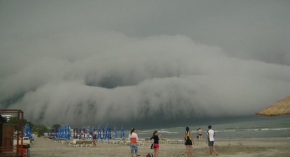 17 iunie - furtună pe plaja din stațiunea Mamaia (foto amator) - 2f6abd819fde7defc29b69f7fb2d9fb6.jpg