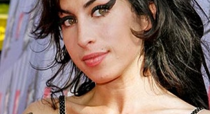 Amy Winehouse a cerut vodcă și vin în culise - 2f886ce468cb42271d41a90b6473cc18.jpg