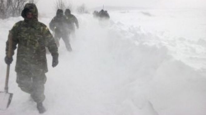 Militarii de la Topraisar au dat o mână de ajutor la deszăpezirea unor TIR-uri - 2februariemasiniblocatezapada-1391340698.jpg