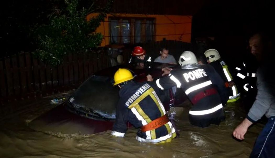 Pompierii constănțeni au intervenit în 24 de situaţii cauzate de ploile torenţiale şi vântul puternic - 2interventieisusuceava-1759573731.jpg